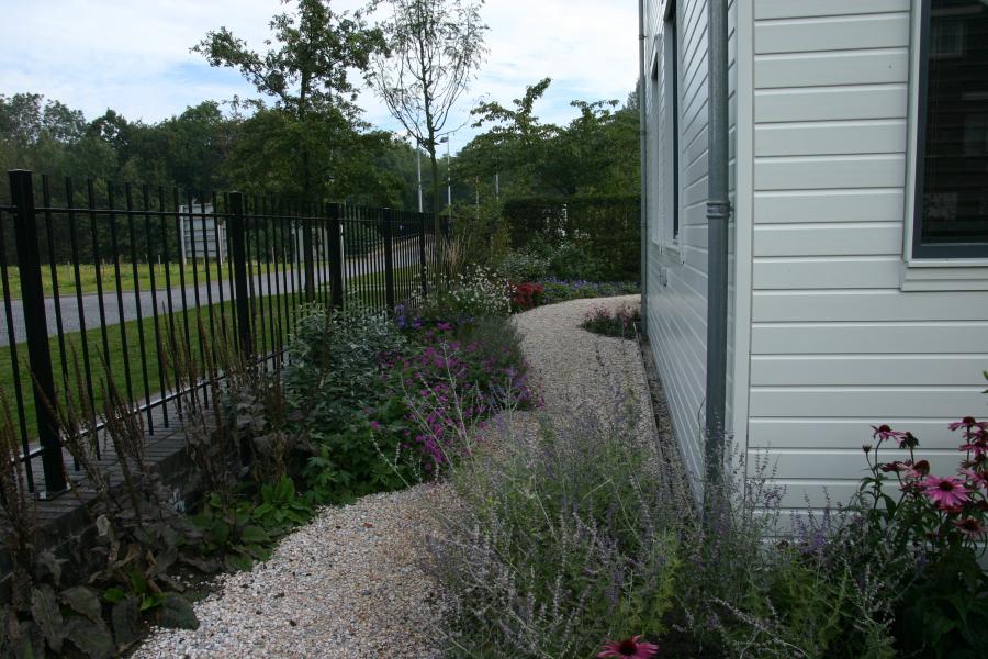 01 Nieuw tuinpad van grind aangelegd